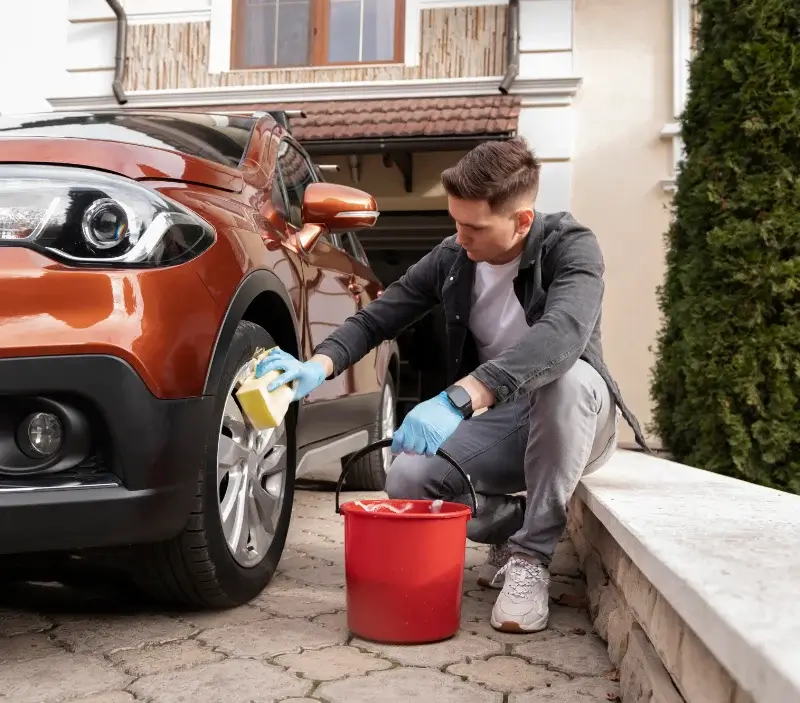 Lavage auto à domicile Quéménéven : professionnel intervenant sur un véhicule